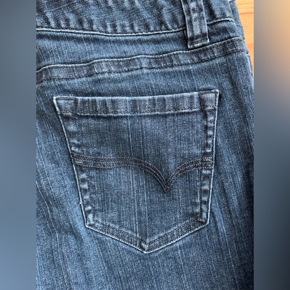 Vinyard Vines Jeans ~ Size 4, Straight Leg ~ Dark Wash ~ Great condition - Picture 2 of 5